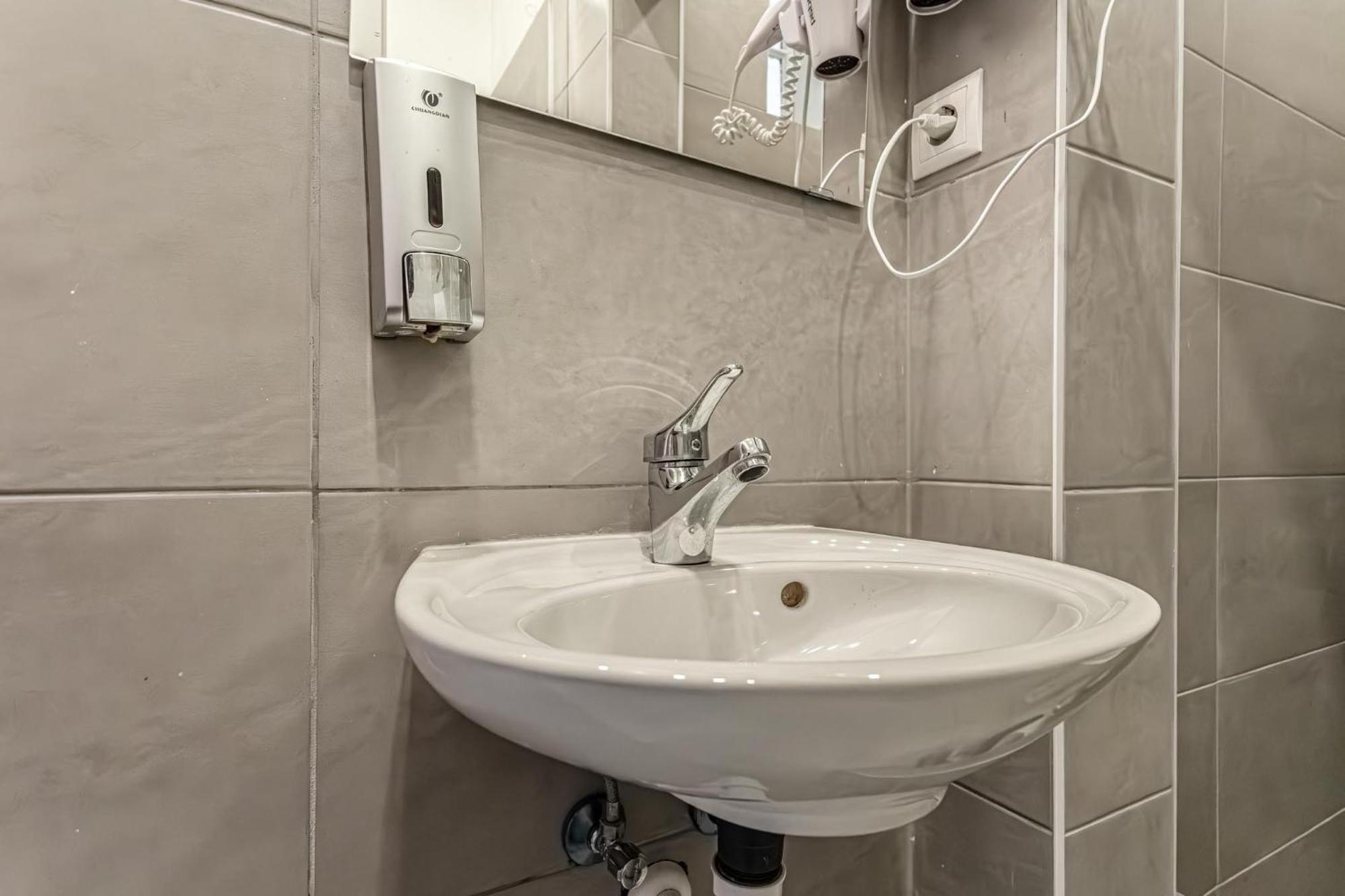 Gorgeous 1Br Apt Near Akh Hospital Виена Екстериор снимка